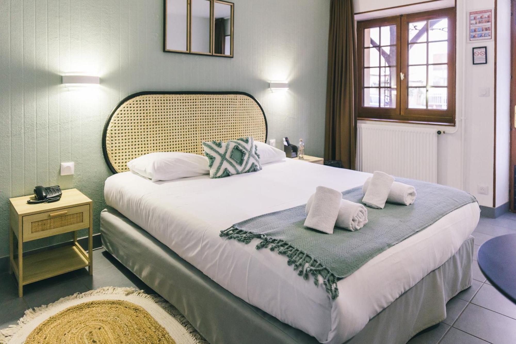 Logis Hotel & Restaurant Le Soleil D'Or Montigny-la-Resle ภายนอก รูปภาพ