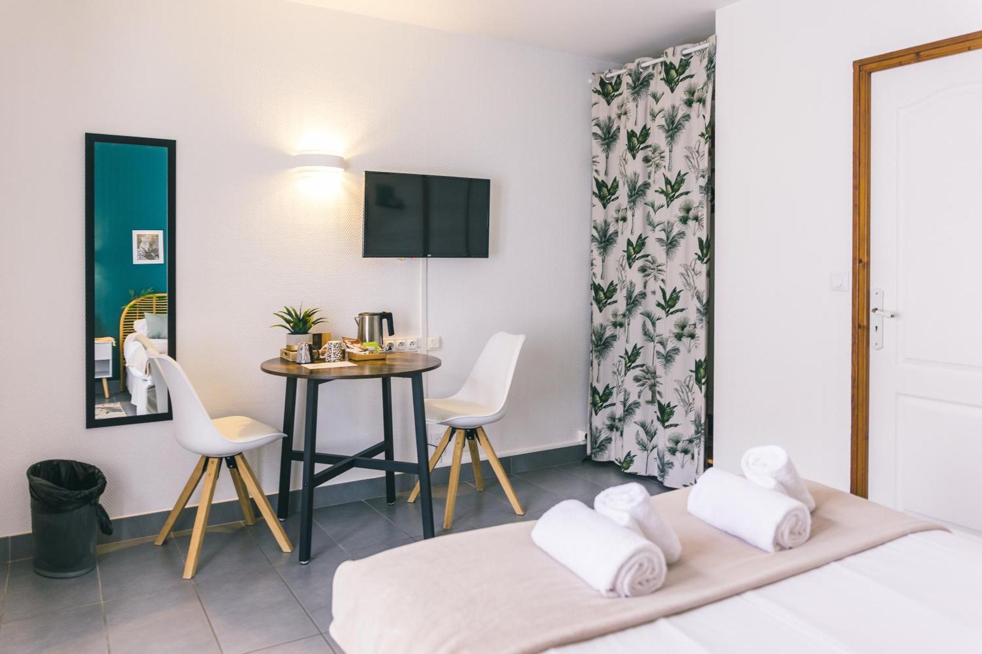 Logis Hotel & Restaurant Le Soleil D'Or Montigny-la-Resle ภายนอก รูปภาพ