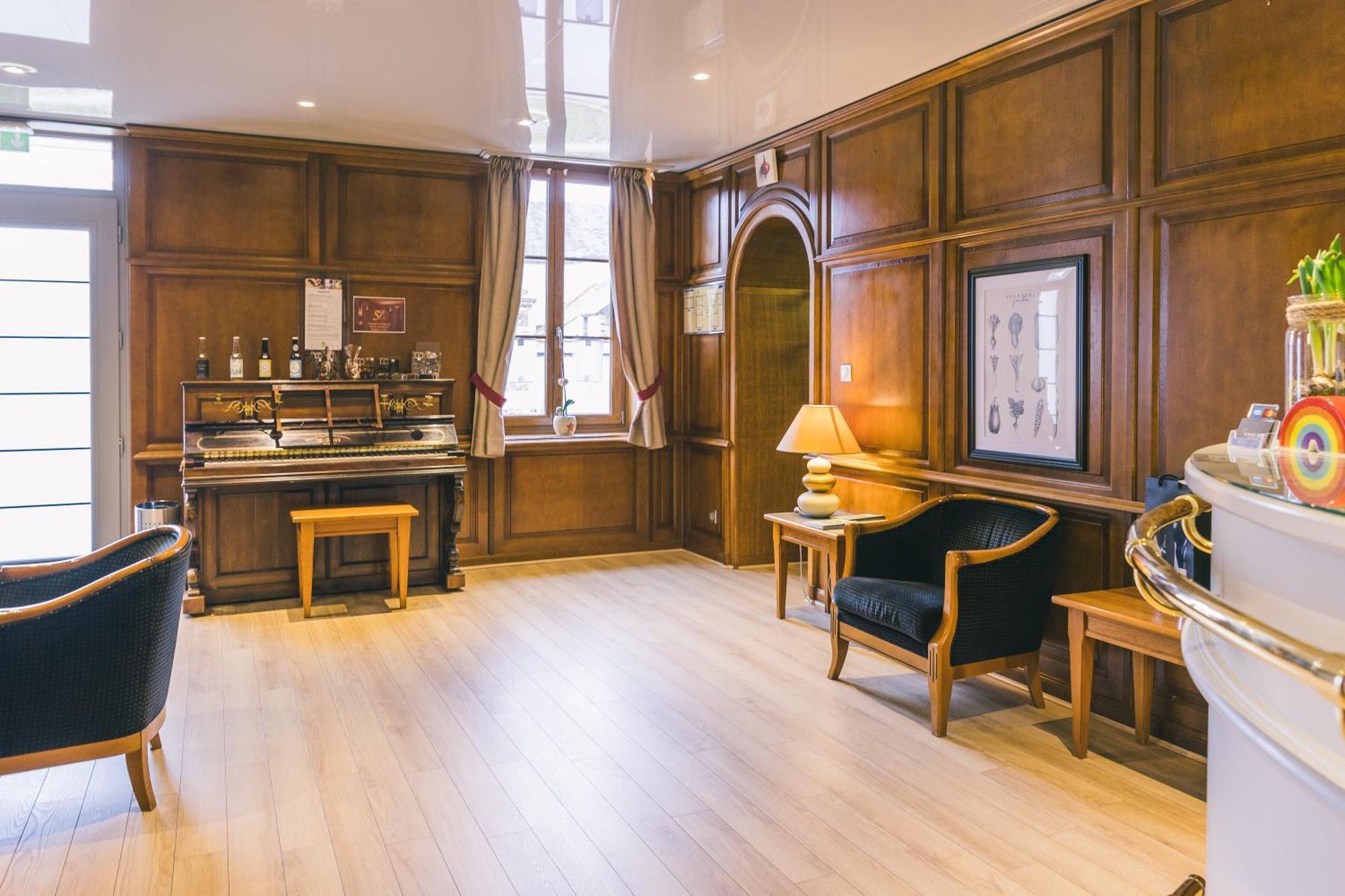 Logis Hotel & Restaurant Le Soleil D'Or Montigny-la-Resle ภายนอก รูปภาพ