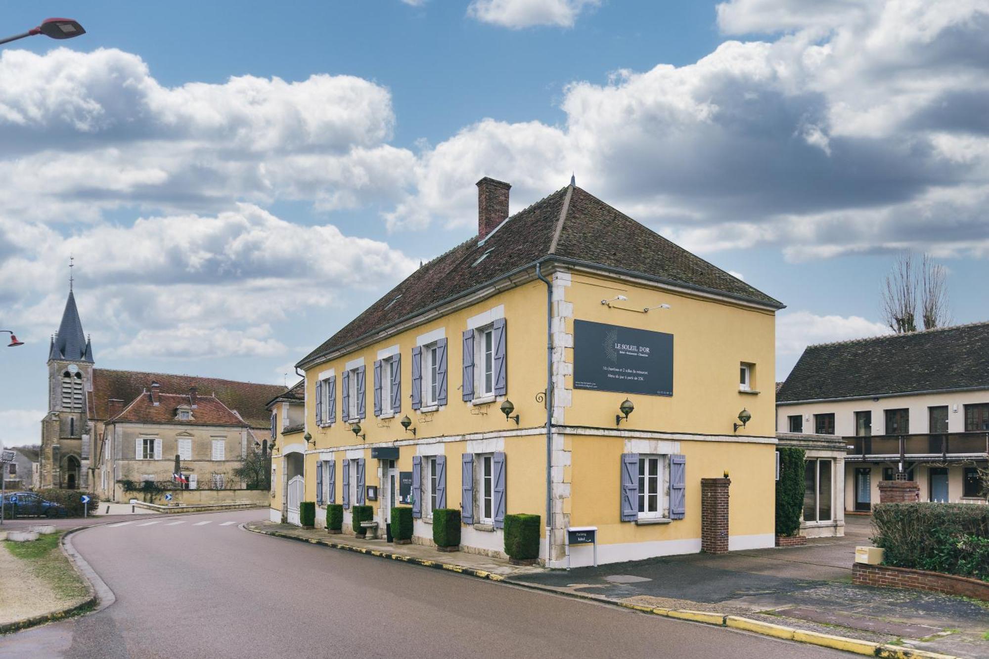 Logis Hotel & Restaurant Le Soleil D'Or Montigny-la-Resle ภายนอก รูปภาพ