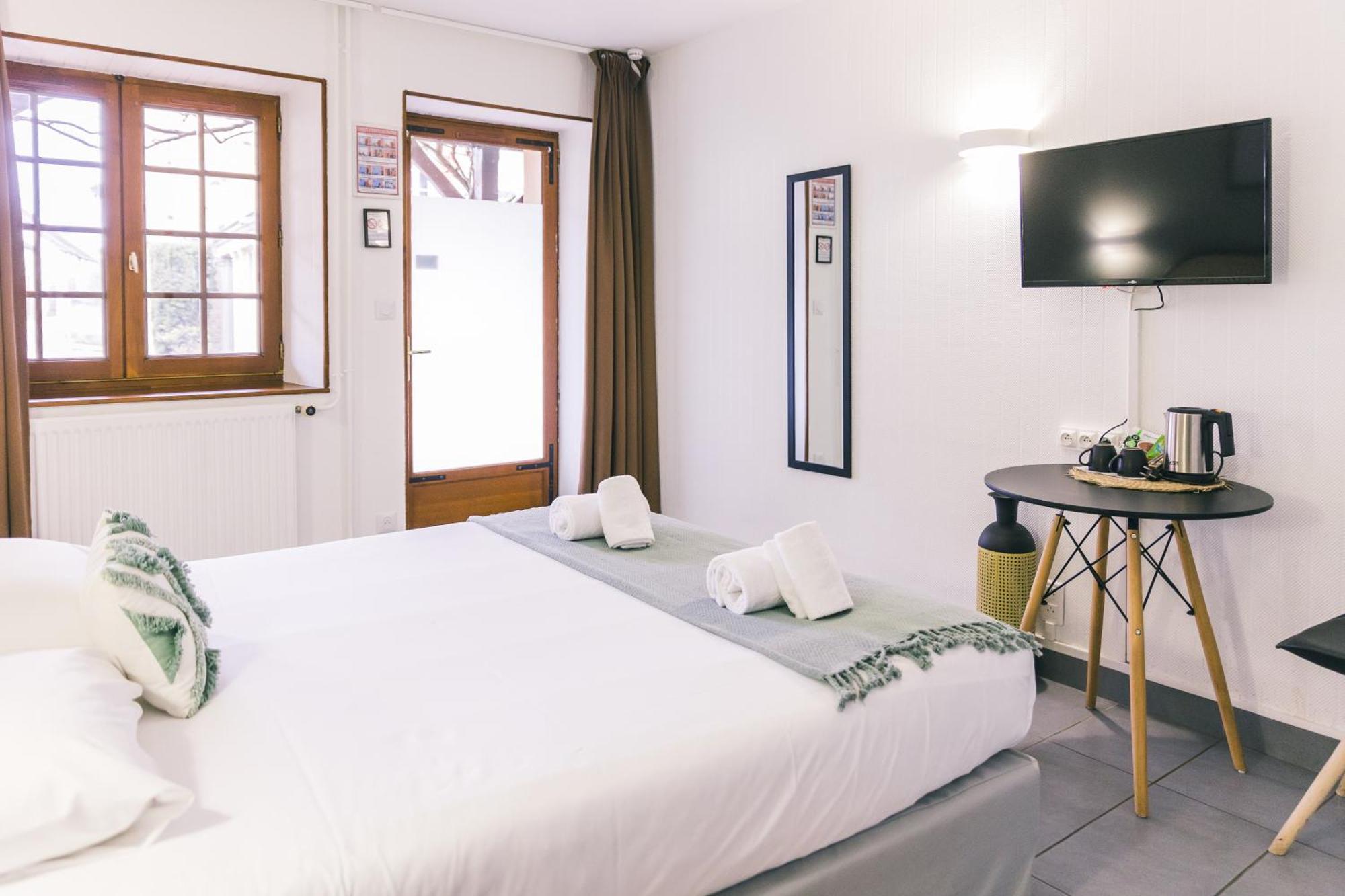 Logis Hotel & Restaurant Le Soleil D'Or Montigny-la-Resle ภายนอก รูปภาพ