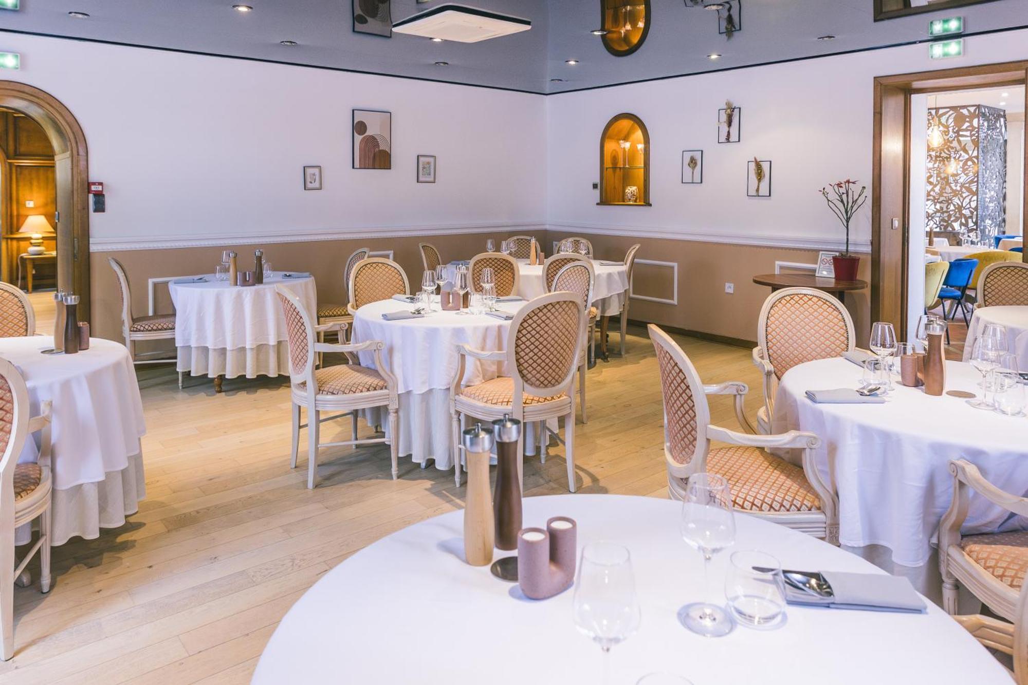 Logis Hotel & Restaurant Le Soleil D'Or Montigny-la-Resle ภายนอก รูปภาพ
