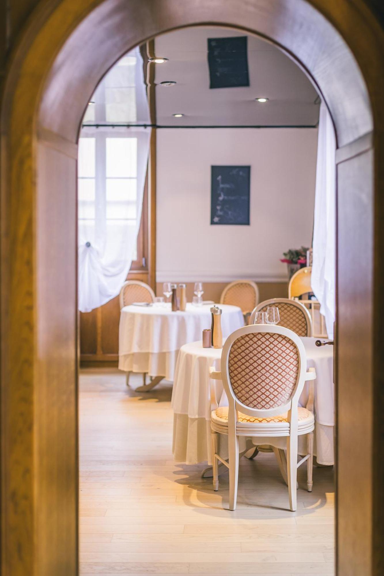 Logis Hotel & Restaurant Le Soleil D'Or Montigny-la-Resle ภายนอก รูปภาพ