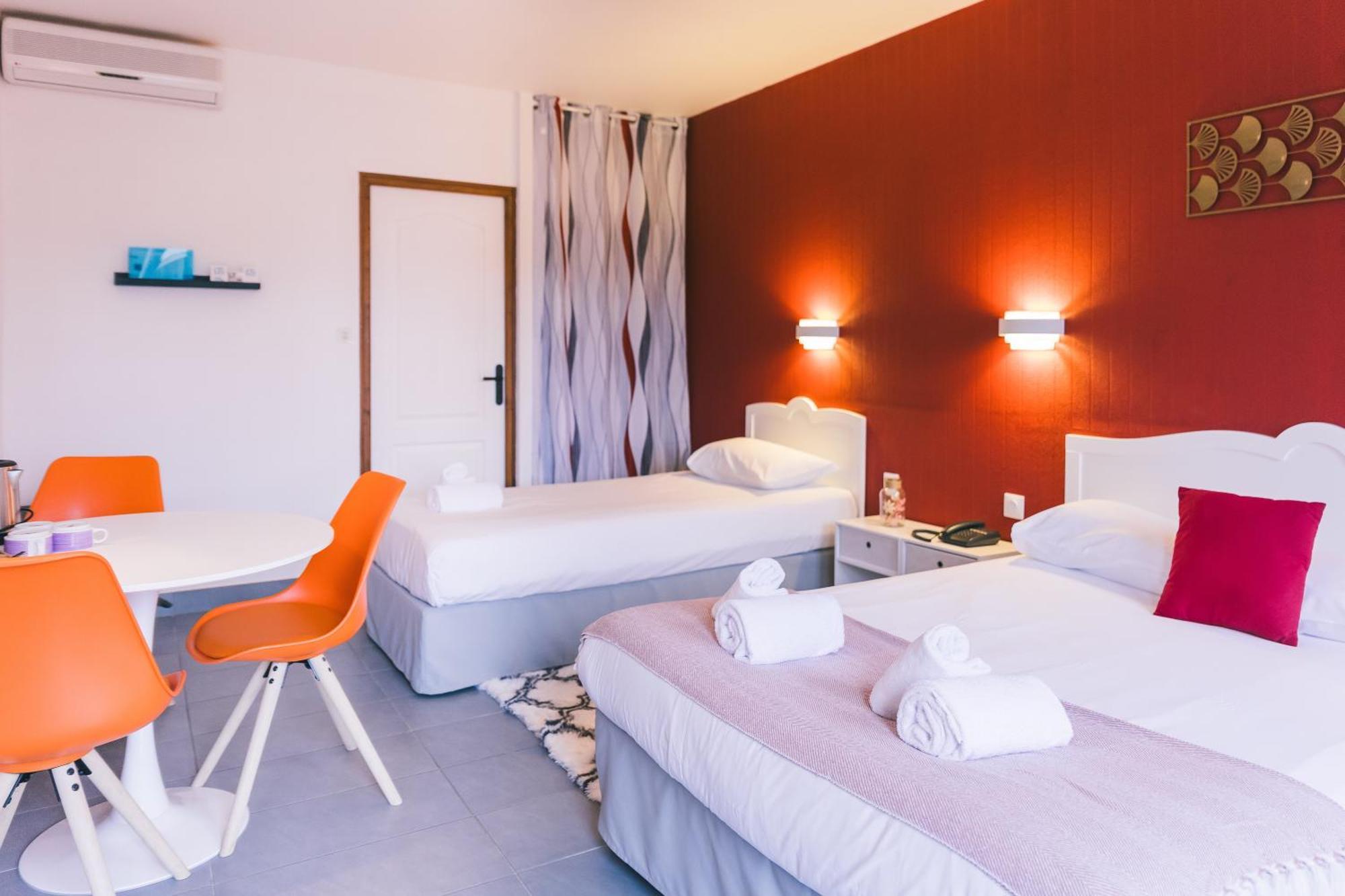 Logis Hotel & Restaurant Le Soleil D'Or Montigny-la-Resle ภายนอก รูปภาพ