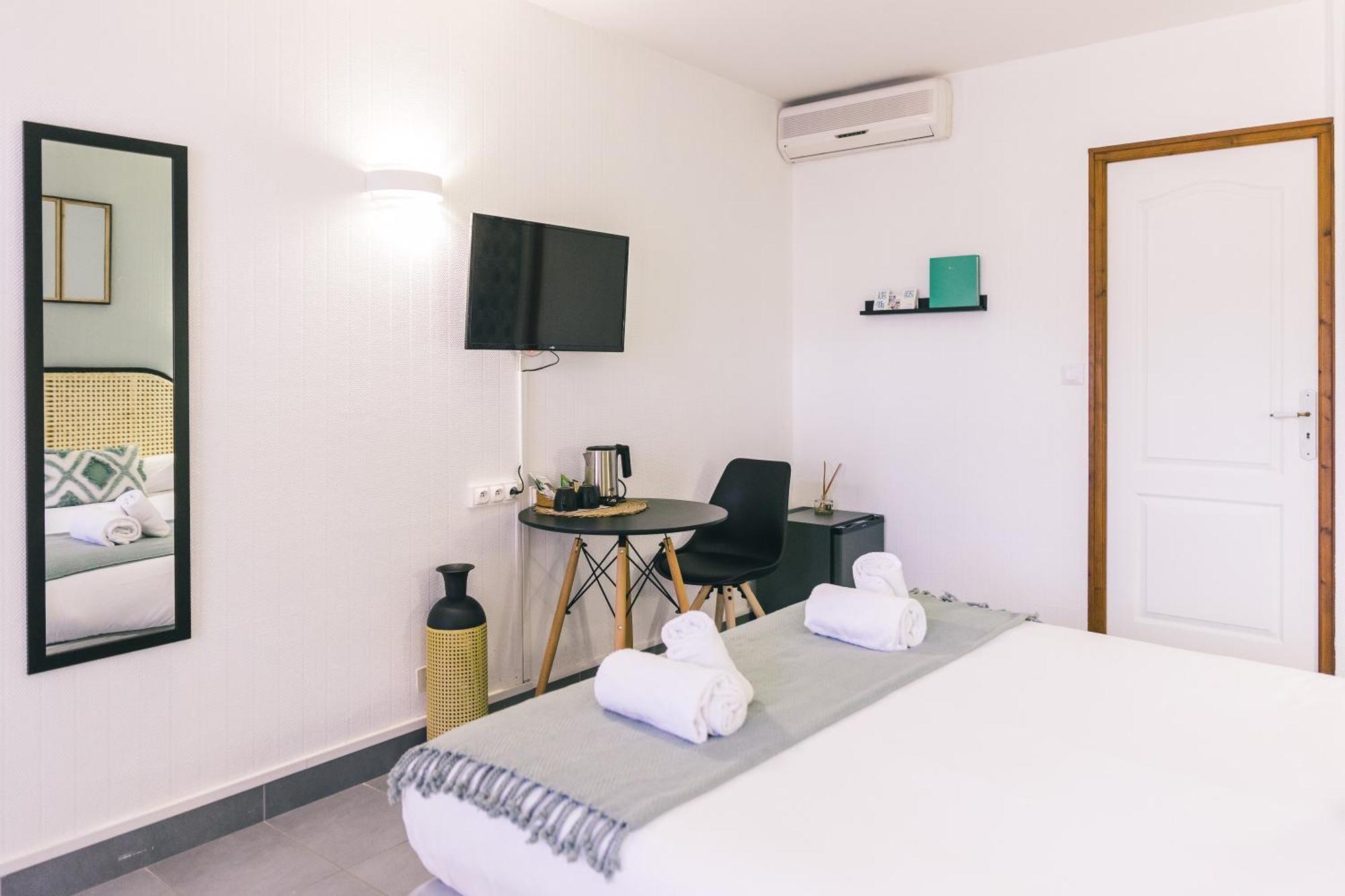 Logis Hotel & Restaurant Le Soleil D'Or Montigny-la-Resle ภายนอก รูปภาพ