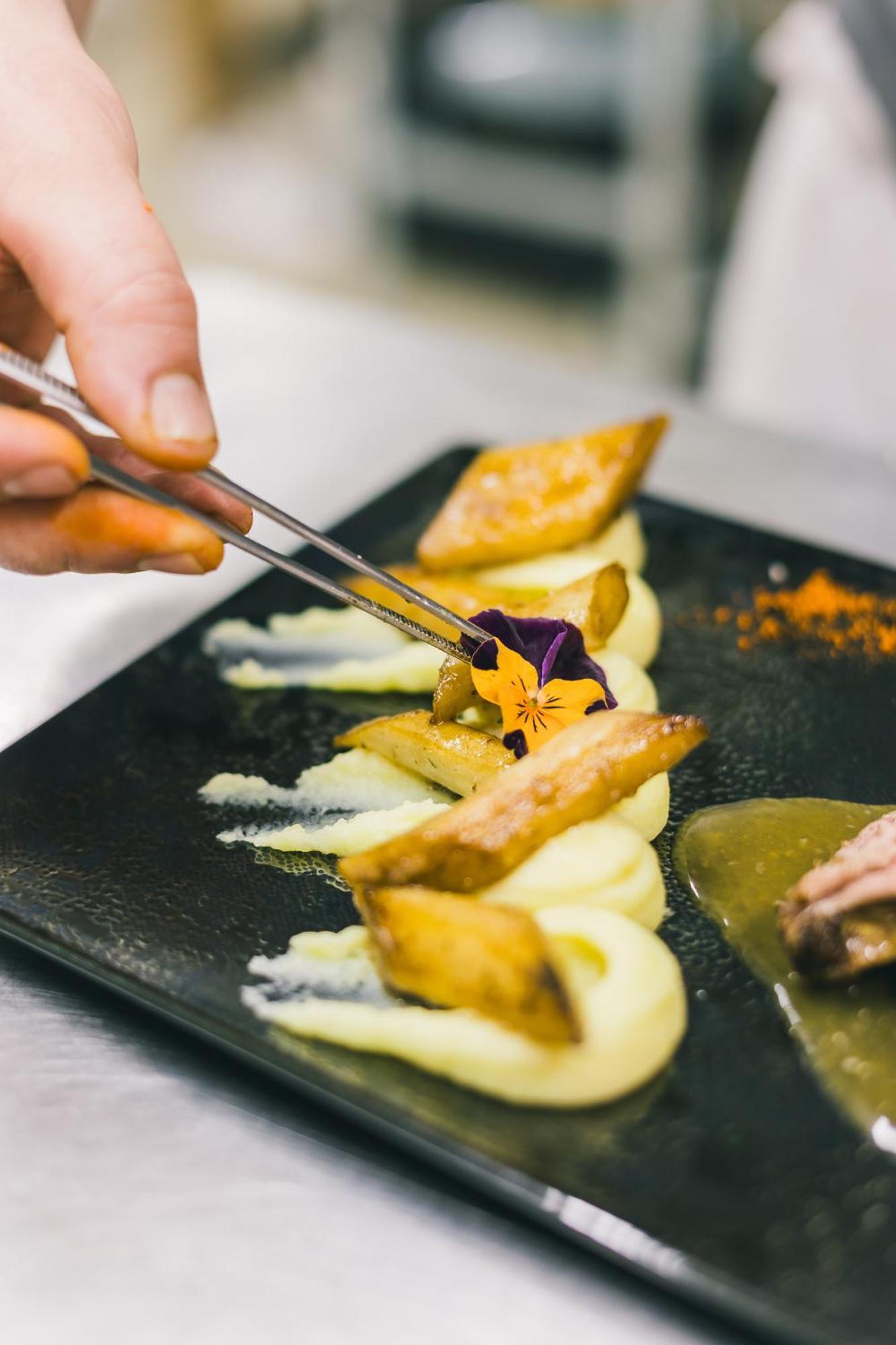 Logis Hotel & Restaurant Le Soleil D'Or Montigny-la-Resle ภายนอก รูปภาพ