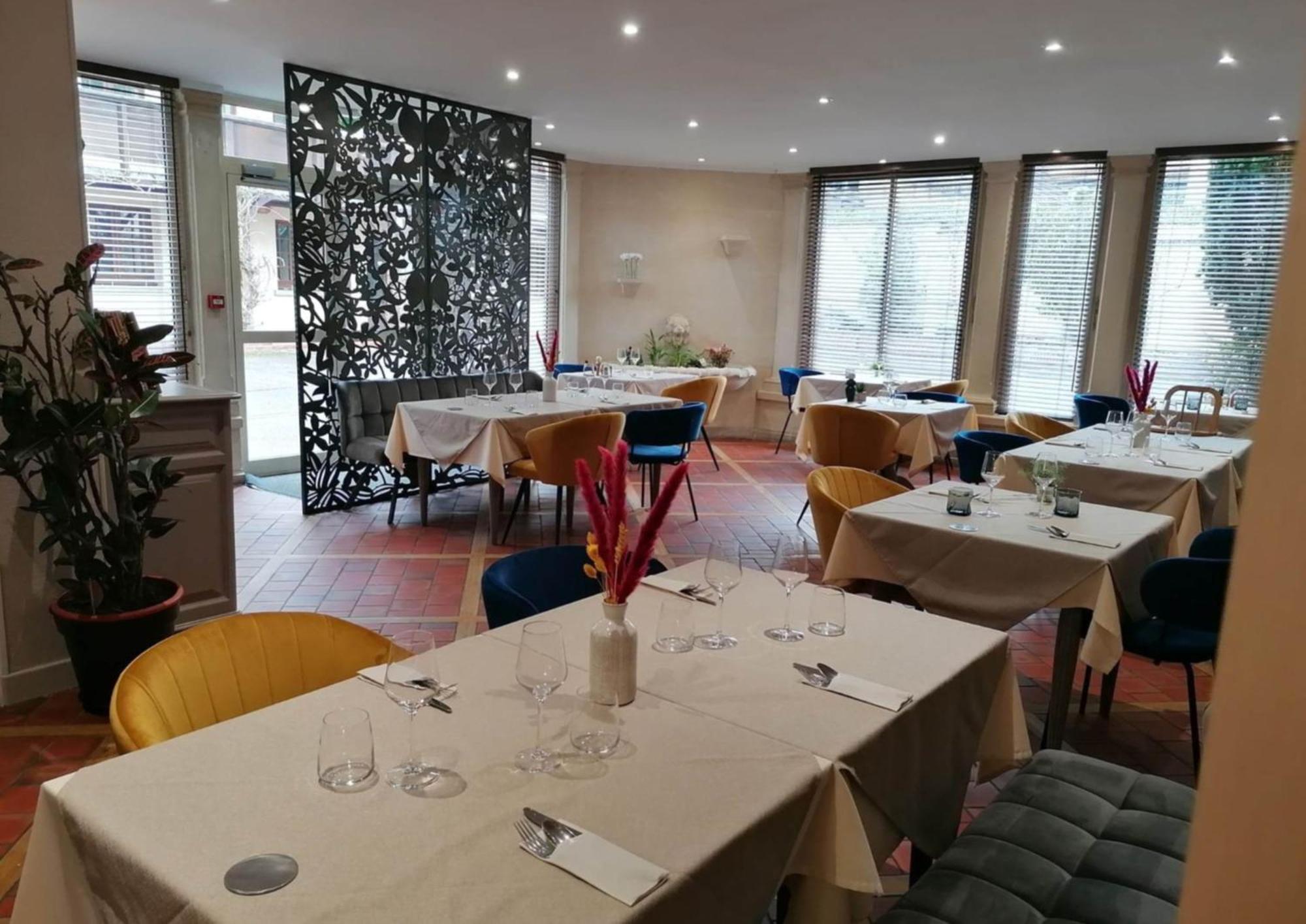 Logis Hotel & Restaurant Le Soleil D'Or Montigny-la-Resle ภายนอก รูปภาพ